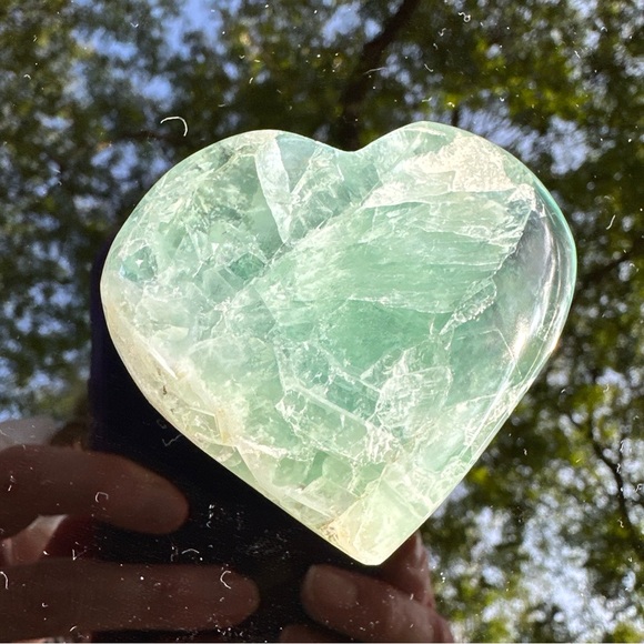 Genuine 574.00 Cts Green Fluorite Heart - Picture 9 of 16